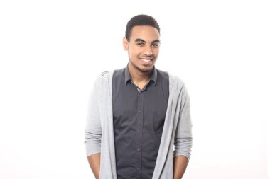 Siyah adam poz gülümseyen