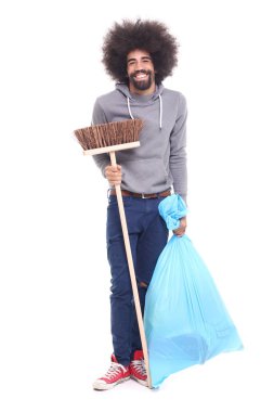 Fırça ve çöp beyaz arka plan üzerinde tutan mutlu siyah adam