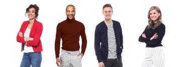 Çok ırklı insanlar kümesi beyaz arka plan üzerinde poz