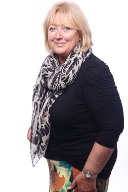 Eski beyaz kadın gülümsüyor