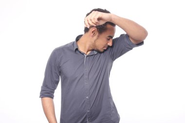 Siyah genç adam kendini dolanıyor