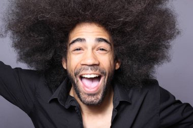 Siyah adam portre çığlık