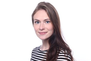 Güzel beyaz kız gülümsüyor