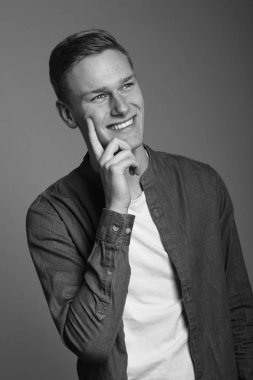 Beyaz genç adam siyah beyaz sesi üzerine gülümsüyor