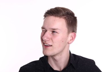 Beyaz genç adam göz kırpıyor