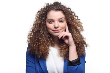 Güzel beyaz kız gülümsüyor