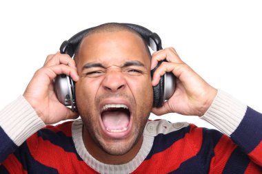 Siyah adam kulaklıkla müzik dinliyor.
