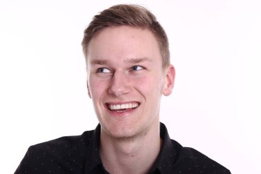 Beyaz genç adam gülümsüyor