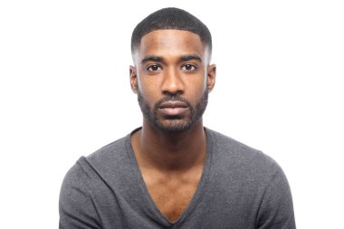 Siyah genç adam poz