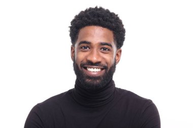 Beyaz arka plan üzerinde mutlu siyah adam