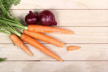 Havuç ve soğan ahşap arka plan üzerinde