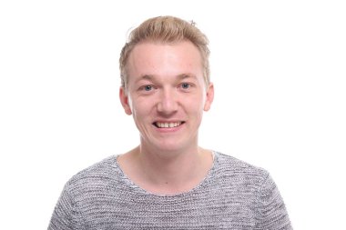 Beyaz genç adam gülümsüyor