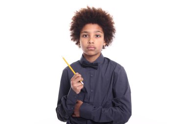 Güzel bir çocuk düşünüyor