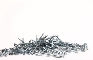 Demir çiviler beyaz arka planda yakın