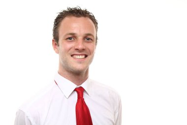 Beyaz genç adam gülümsüyor