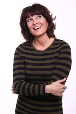 Mutlu yetişkin esmer kadın