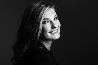 Siyah ve beyaz sesi üzerine gülümseyen güzel beyaz kadın