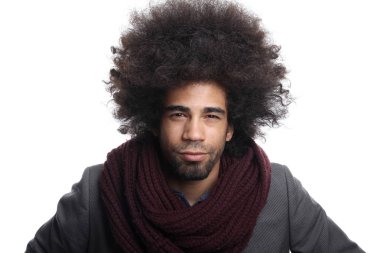 Beyaz arka plan üzerinde ciddi siyah adam