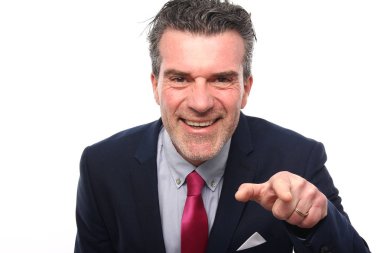 Beyaz eski işadamı gülümseyen ve kamera için işaret