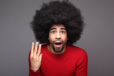 Şaşırmış siyah adam poz