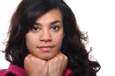 Güzel bir Afro-Amerikan kadın ciddi