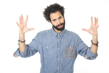 Beyaz arka plan üzerinde poz ifade siyah adam