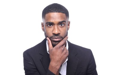 Beyaz arka plan üzerinde düşünme siyah iş adamı