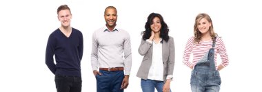 Çok ırklı insanlar kümesi beyaz arka plan üzerinde poz