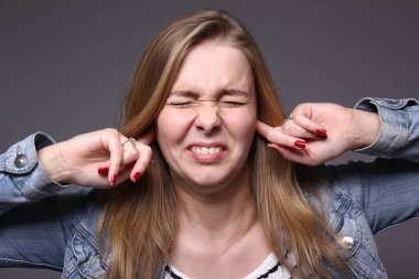 Güzel beyaz kadın kulakları koruyor