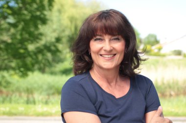 güzel bir kadın parkta poz