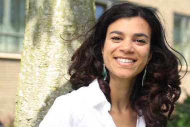 Açık havada gülümseyen güzel Afro-Amerikan kadın