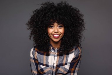 Güzel Afro-Amerikan kadın gülümsüyor