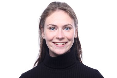 Güzel beyaz kız gülümsüyor