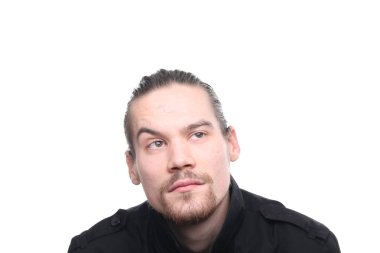 Beyaz genç adam hakkında bir şey düşünüyor