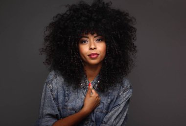 Güzel Afro-Amerikan kadın gülümsüyor