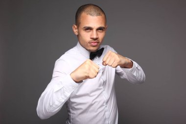 Siyah genç adam kavga ediyor