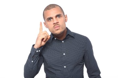 Poz memnun siyah adam