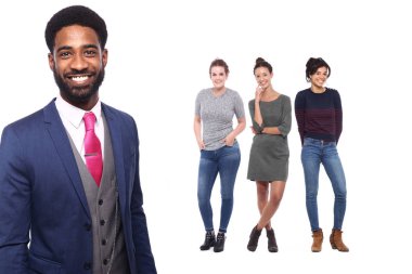 Erkekler ve kadınlar beyaz arka planda poz lar.