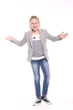 Güzel küçük kız gülümsüyor