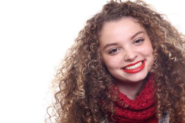 Güzel beyaz kız gülümsüyor