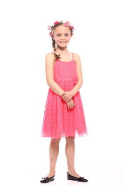 Güzel küçük kız gülümsüyor