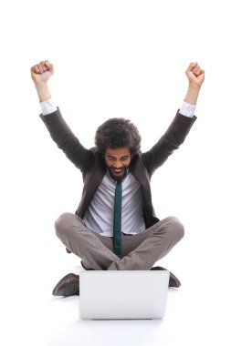 Dizüstü bilgisayar kullanan mutlu siyah işadamı 