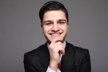 Beyaz genç adam gülümsüyor