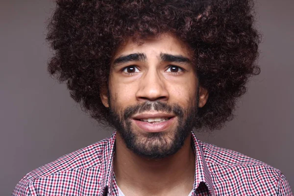 Surpreendido Homem Negro Com Cabelo Grande — Fotografia de Stock