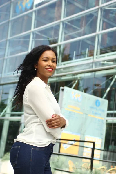 Hermosa Mujer Afroamericana Sonríe Aire Libre — Foto de Stock