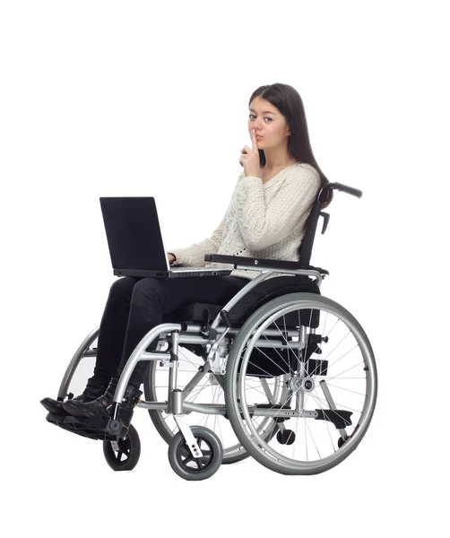 Jovem Mulher Asiática Cadeira Rodas Usando Computador Portátil Mostrando Sinal — Fotografia de Stock