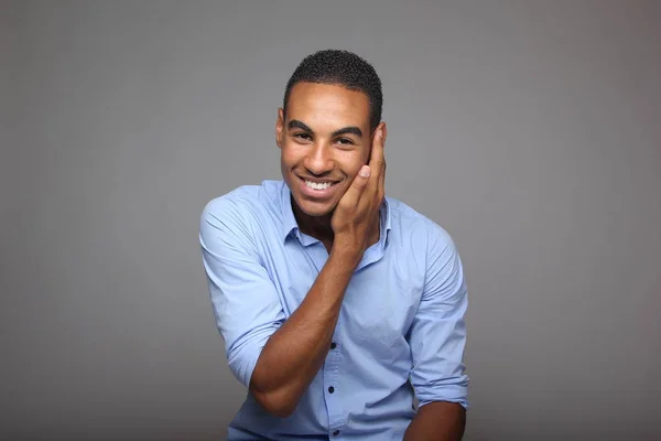 Sonriente Hombre Negro Posando —  Fotos de Stock