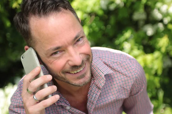 Homem Caucasiano Falando Telefone Celular Livre — Fotografia de Stock