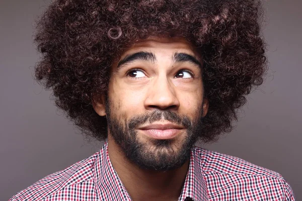 Denkender Schwarzer Mann Mit Großen Haaren — Stockfoto