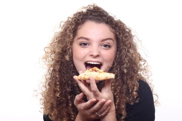 Schöne Kaukasische Mädchen Isst Pizza — Stockfoto